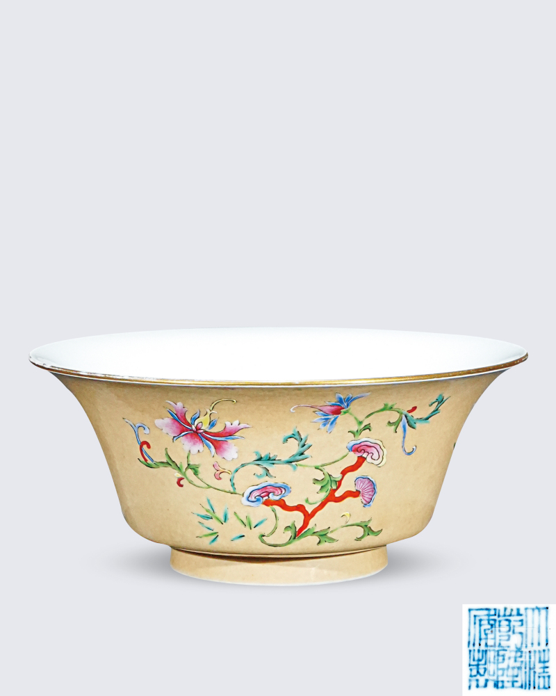 清乾隆 米黄地粉彩折枝花卉纹碗